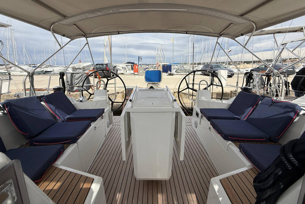 Sailing yacht 