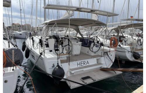 Sailing yacht 