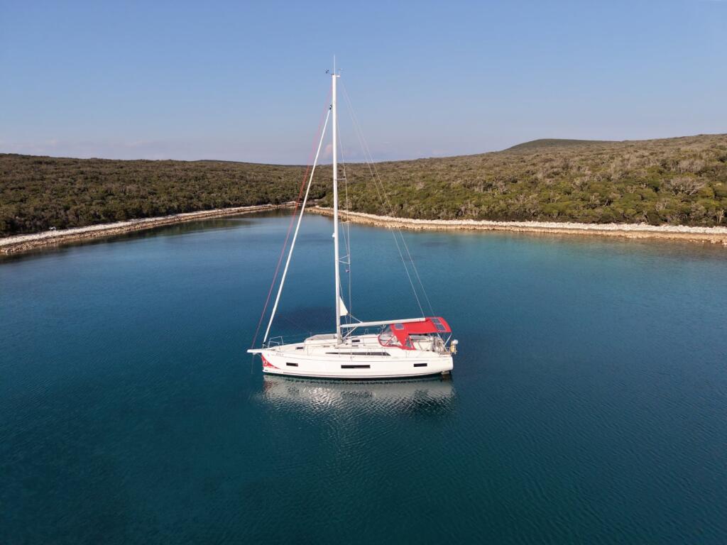 Sailing yacht 