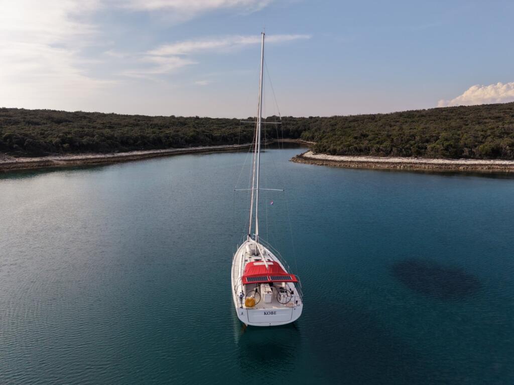 Sailing yacht 