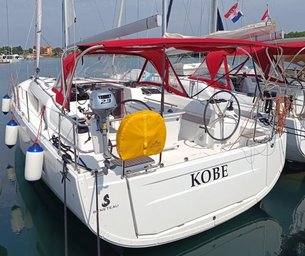 Sailing yacht 