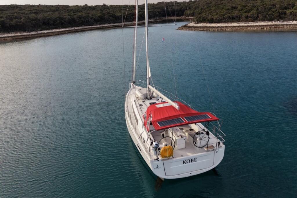 Sailing yacht 