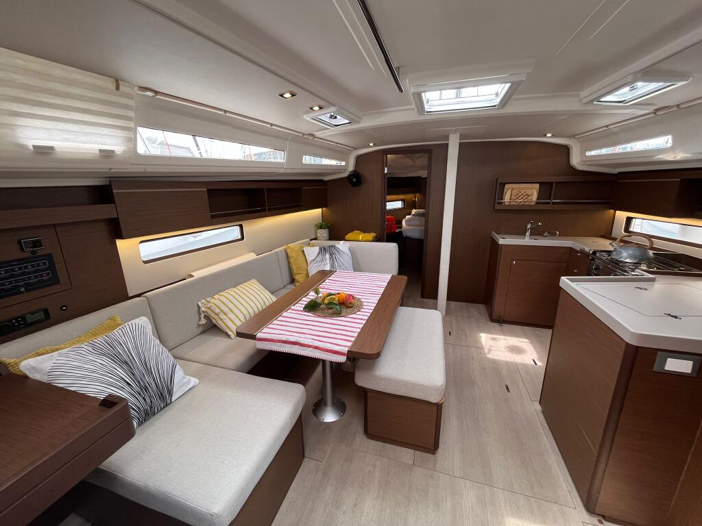 Sailing yacht 