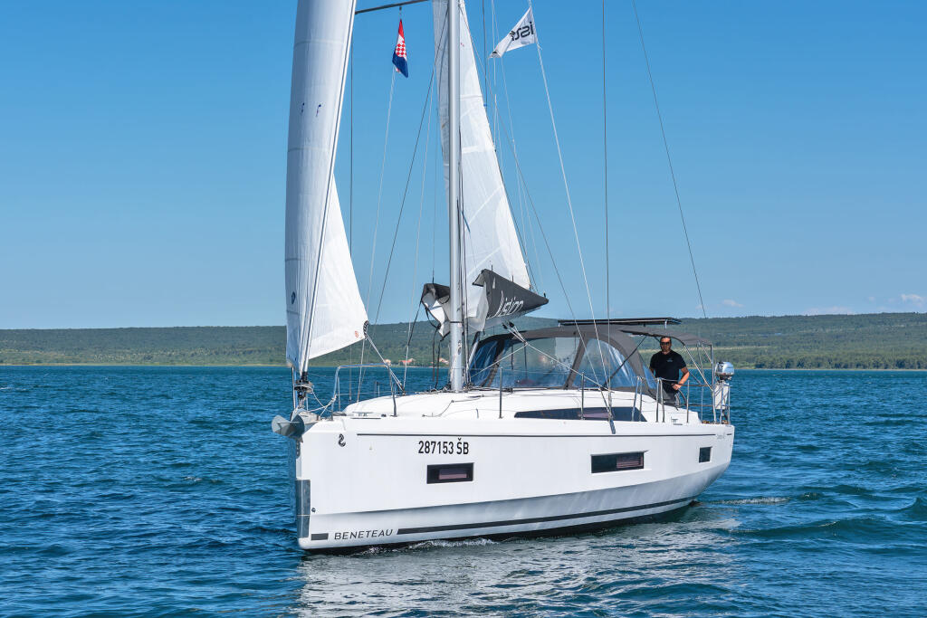 Sailing yacht 
