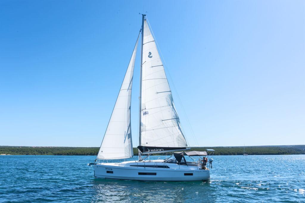 Sailing yacht 