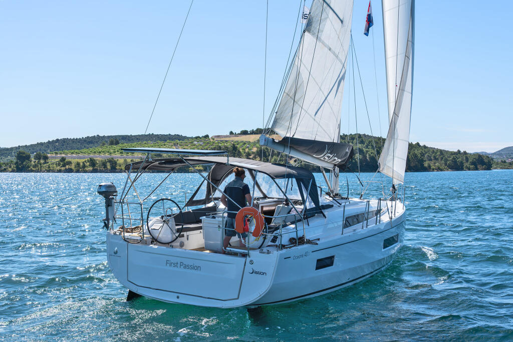Sailing yacht 
