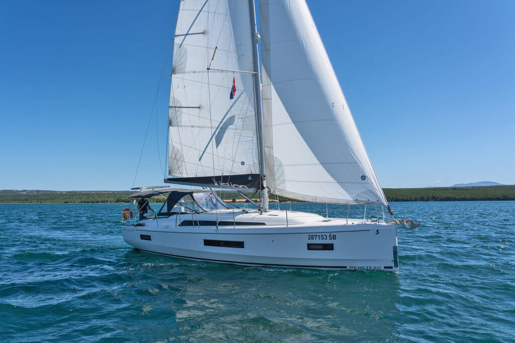 Sailing yacht 
