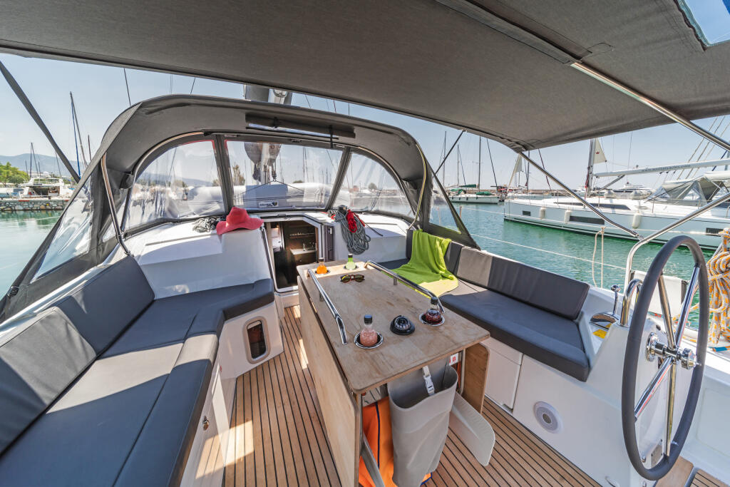 Sailing yacht 