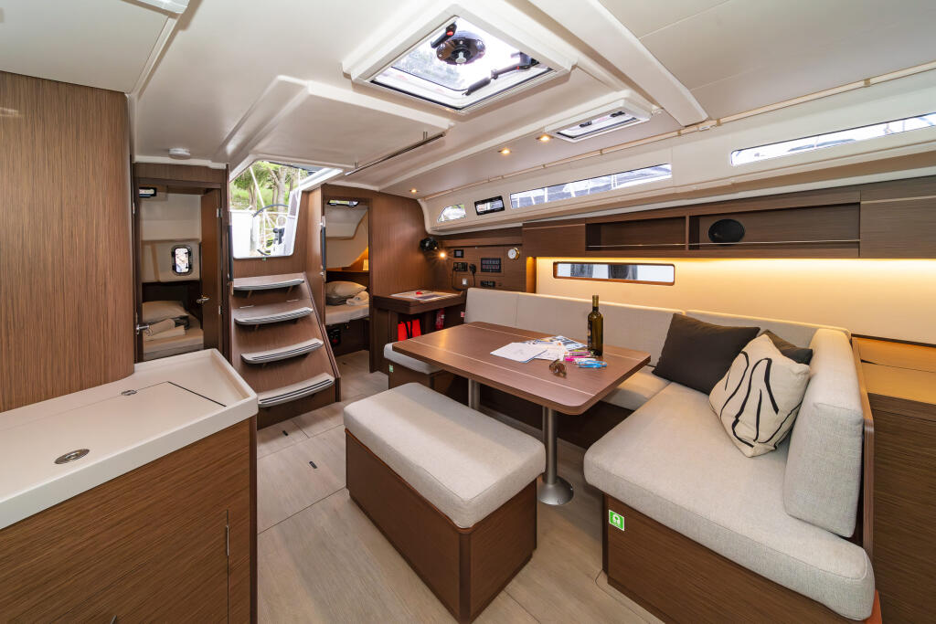 Sailing yacht 