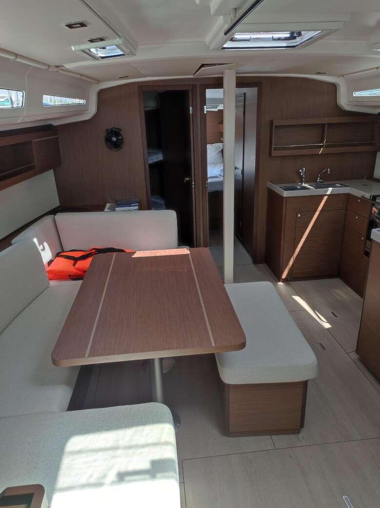 Sailing yacht 