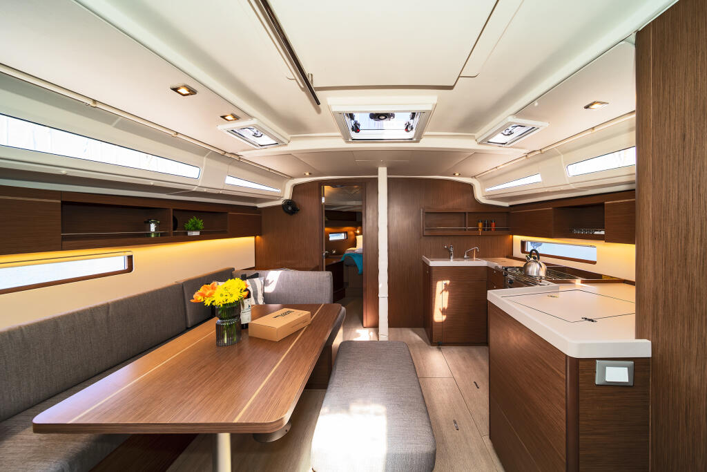 Sailing yacht 
