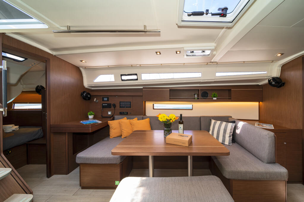 Sailing yacht 