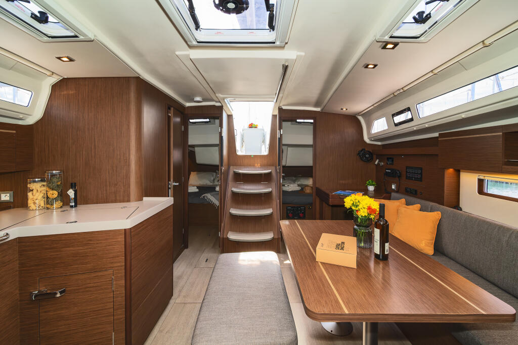 Sailing yacht 