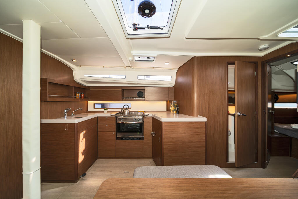 Sailing yacht 