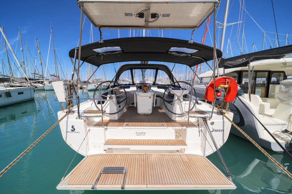 Sailing yacht 