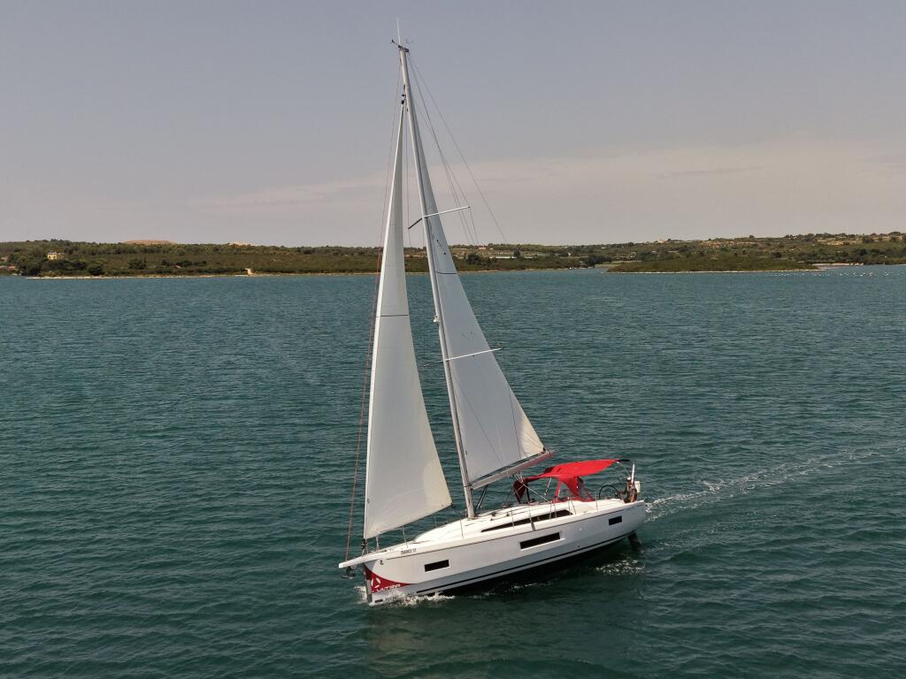 Sailing yacht 