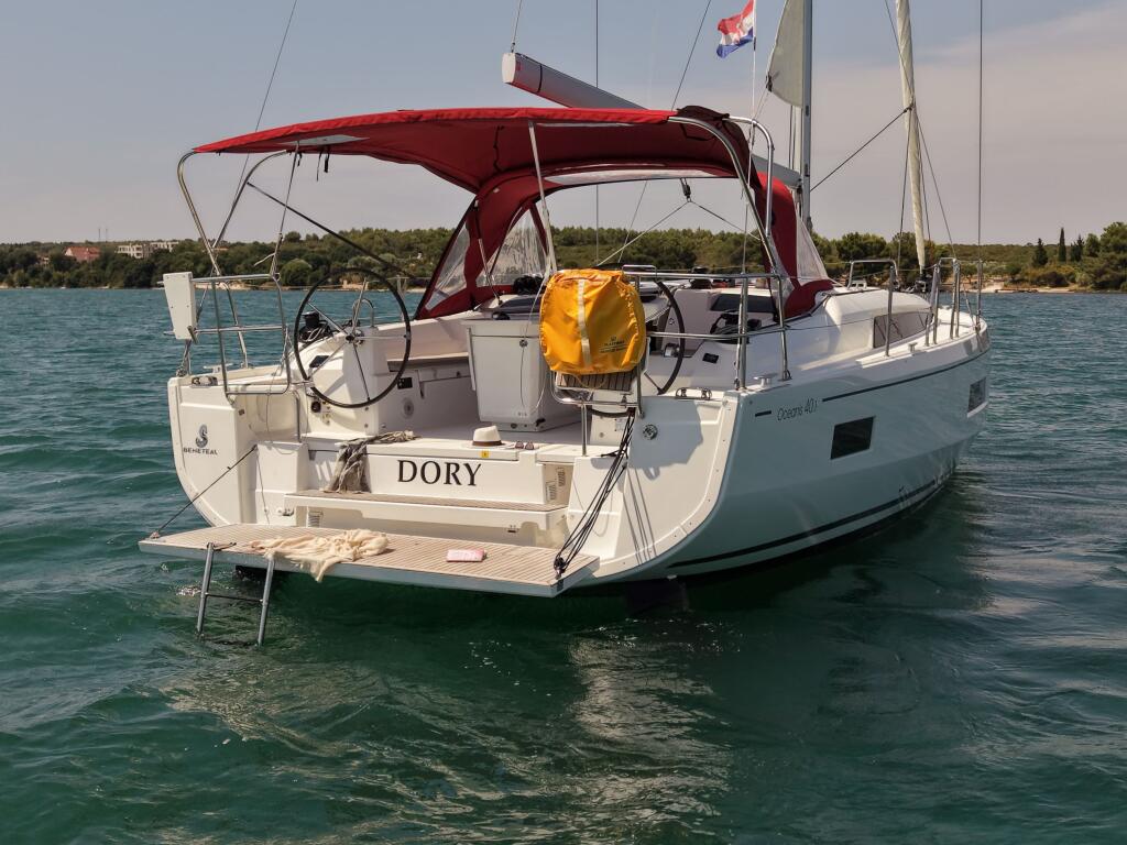 Sailing yacht 