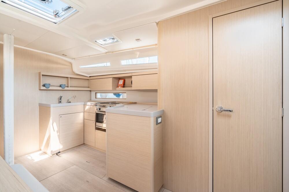 Sailing yacht 