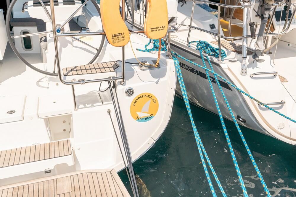 Sailing yacht 