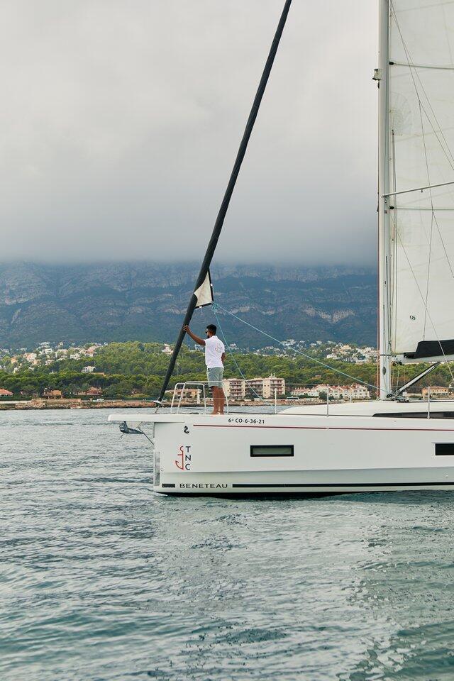 Sailing yacht 