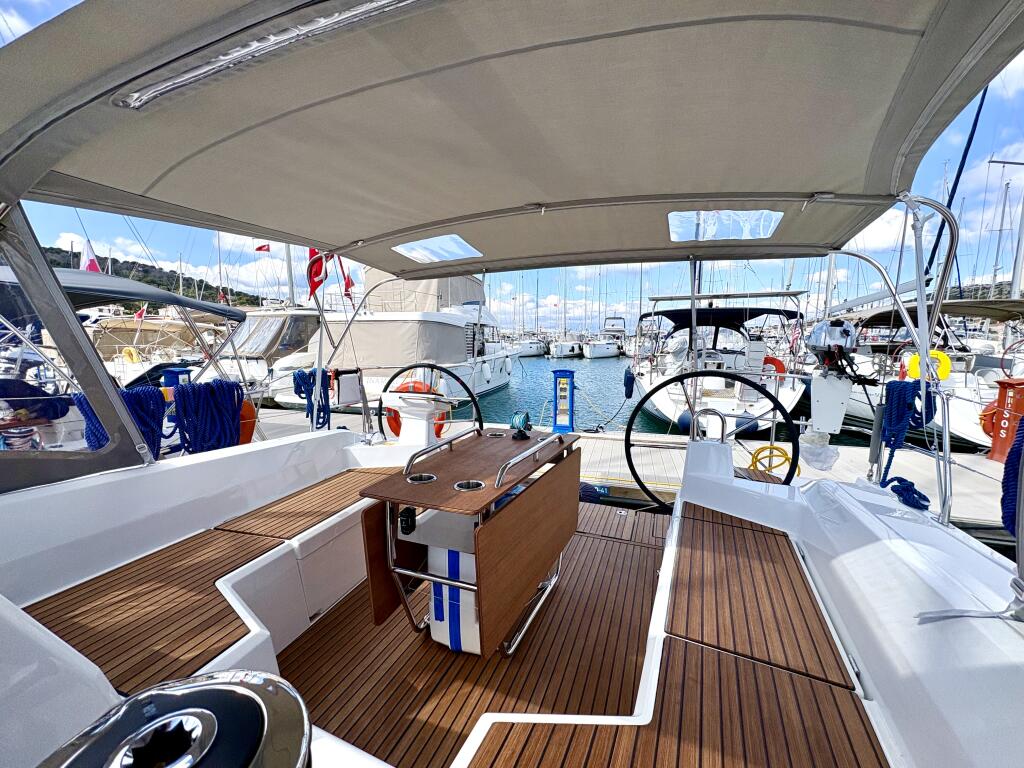 Sailing yacht 