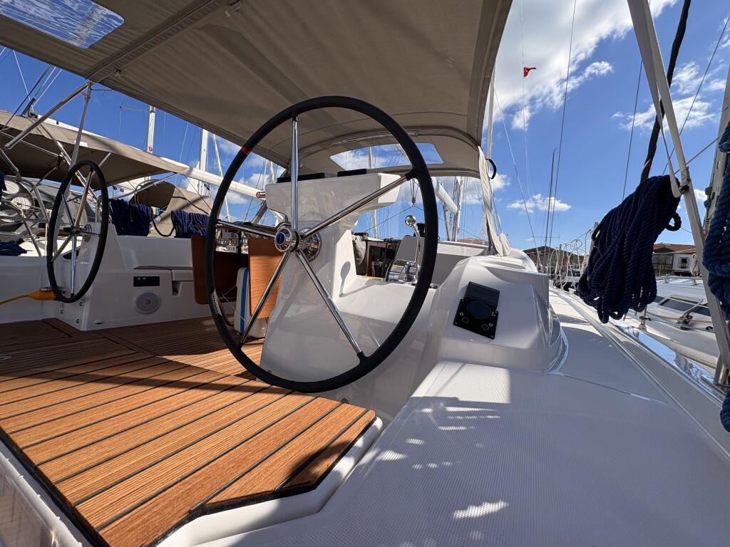 Sailing yacht 