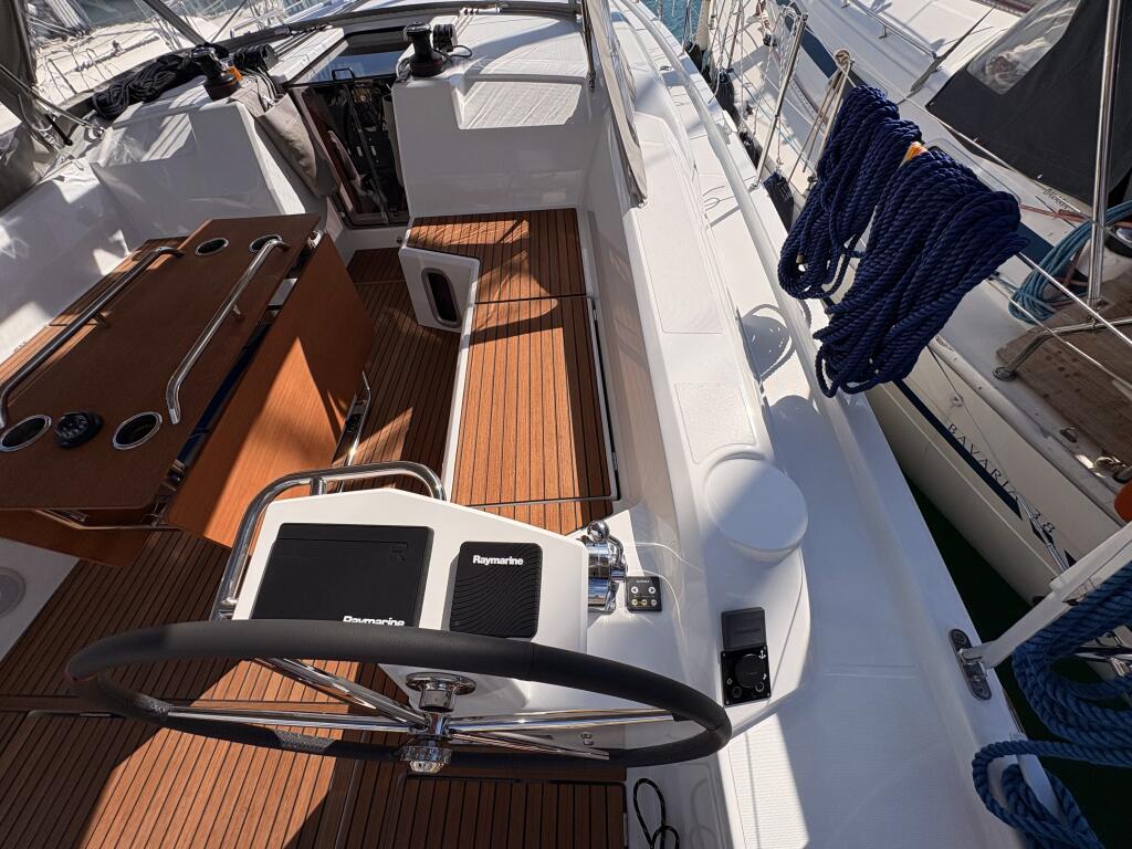 Sailing yacht 