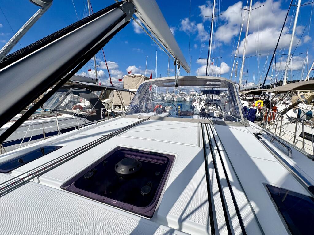 Sailing yacht 