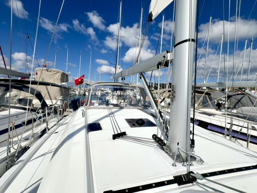 Sailing yacht 