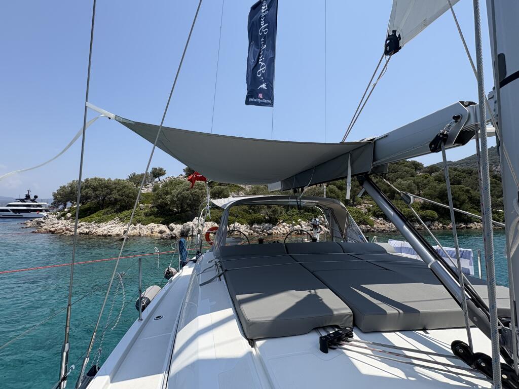 Sailing yacht 
