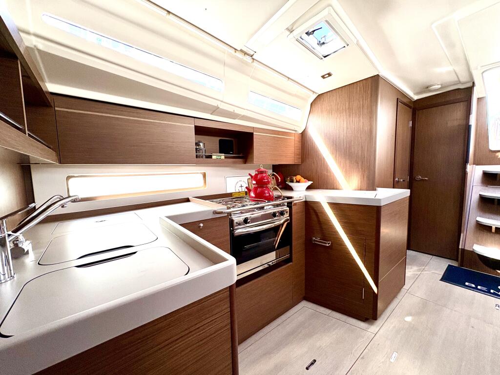 Sailing yacht 