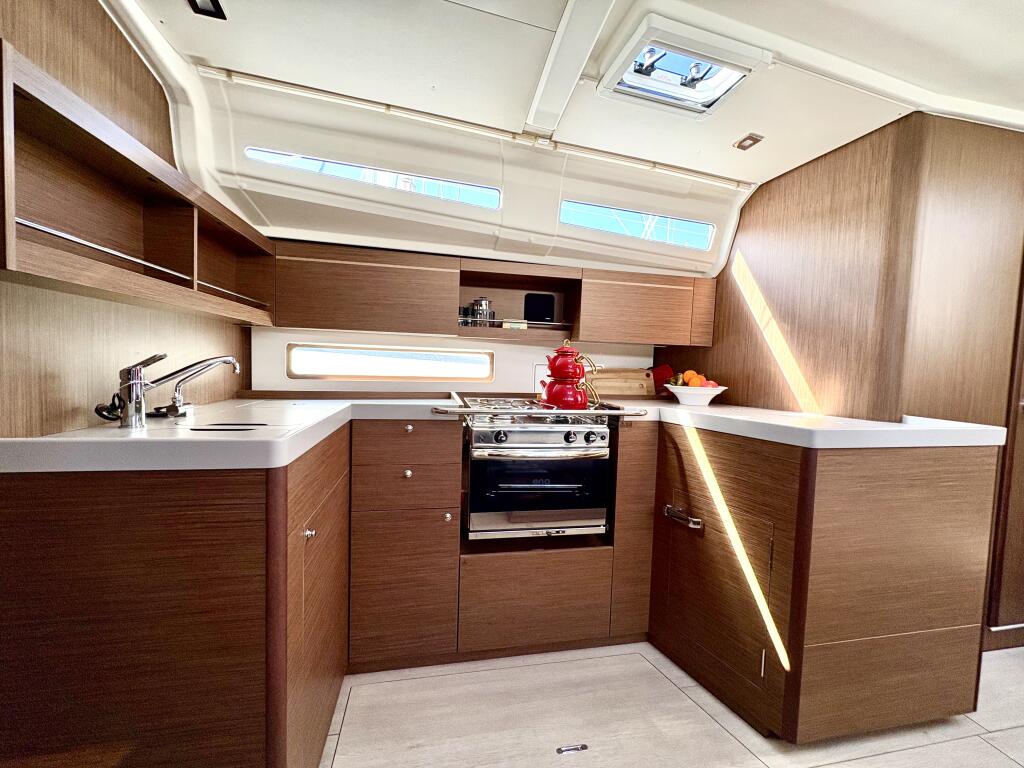 Sailing yacht 