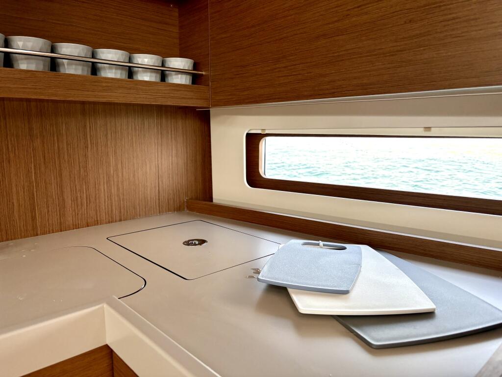 Sailing yacht 