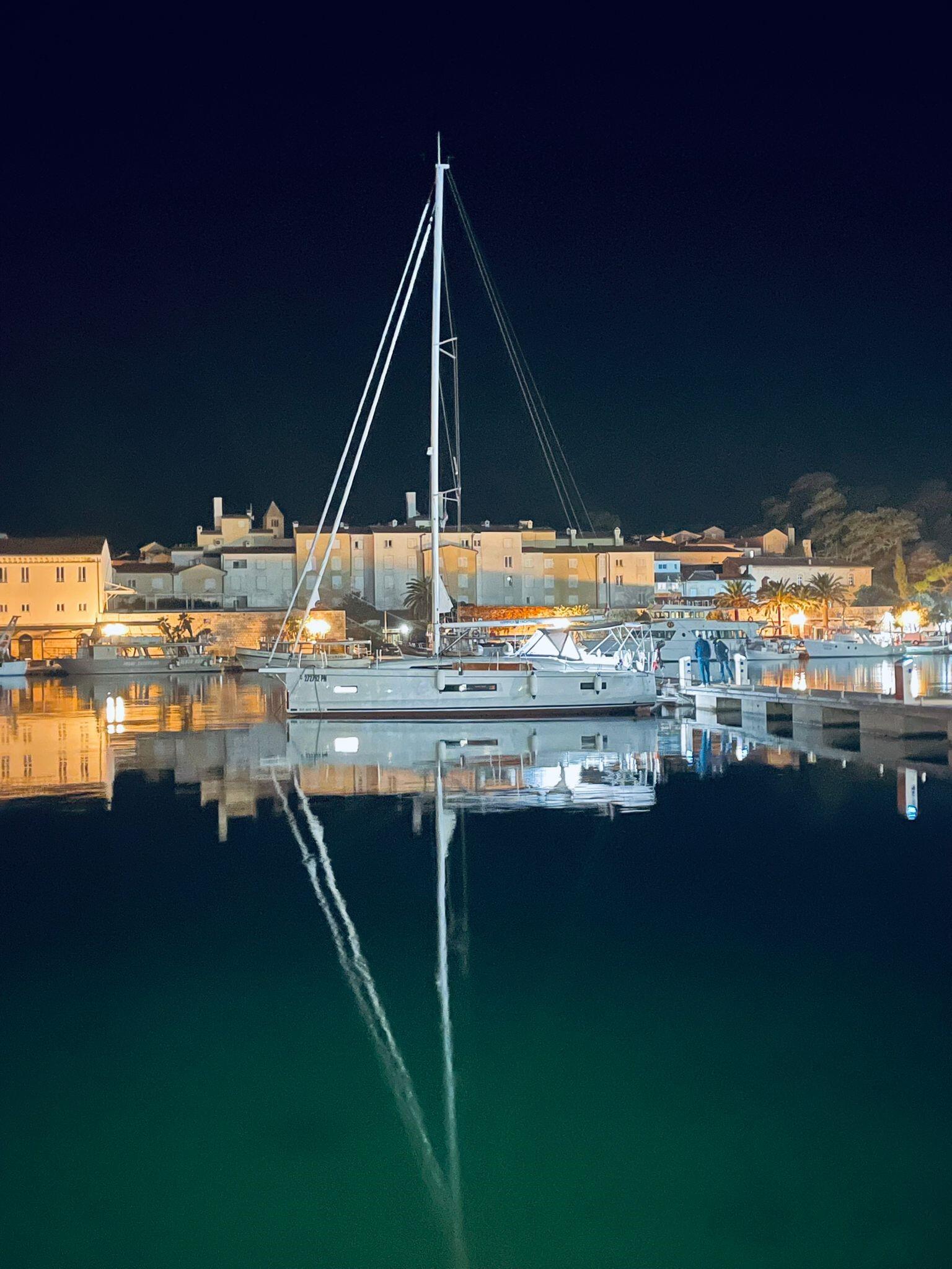 Sailing yacht 