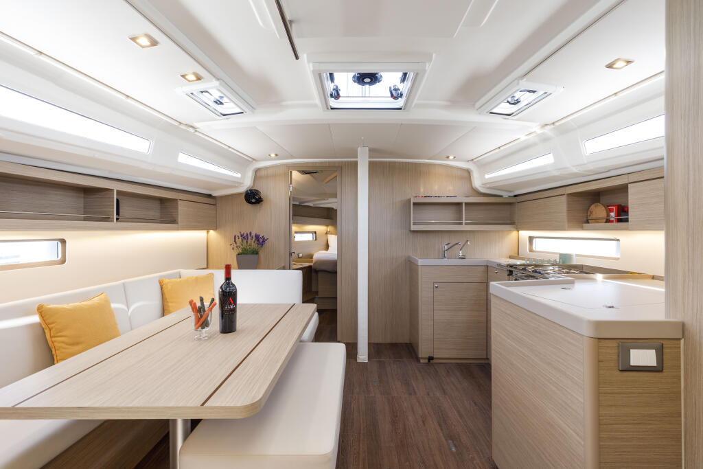 Sailing yacht 