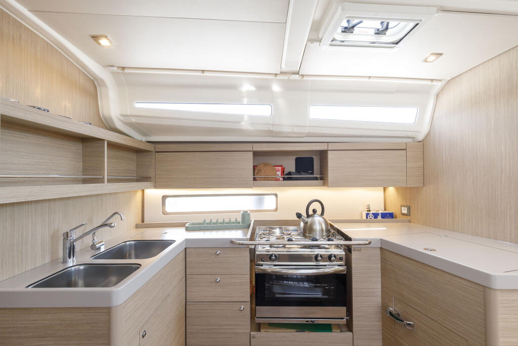 Sailing yacht 