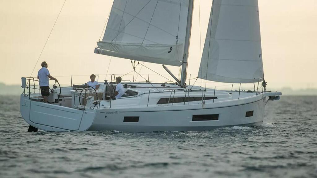 Sailing yacht 