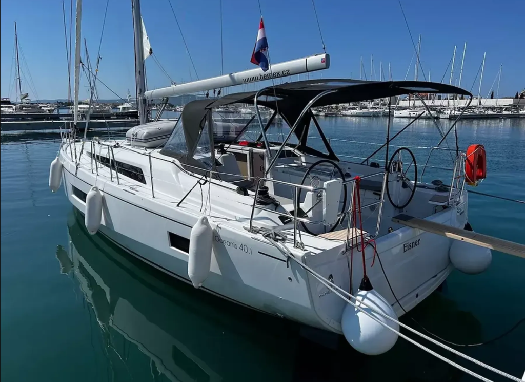 Sailing yacht 