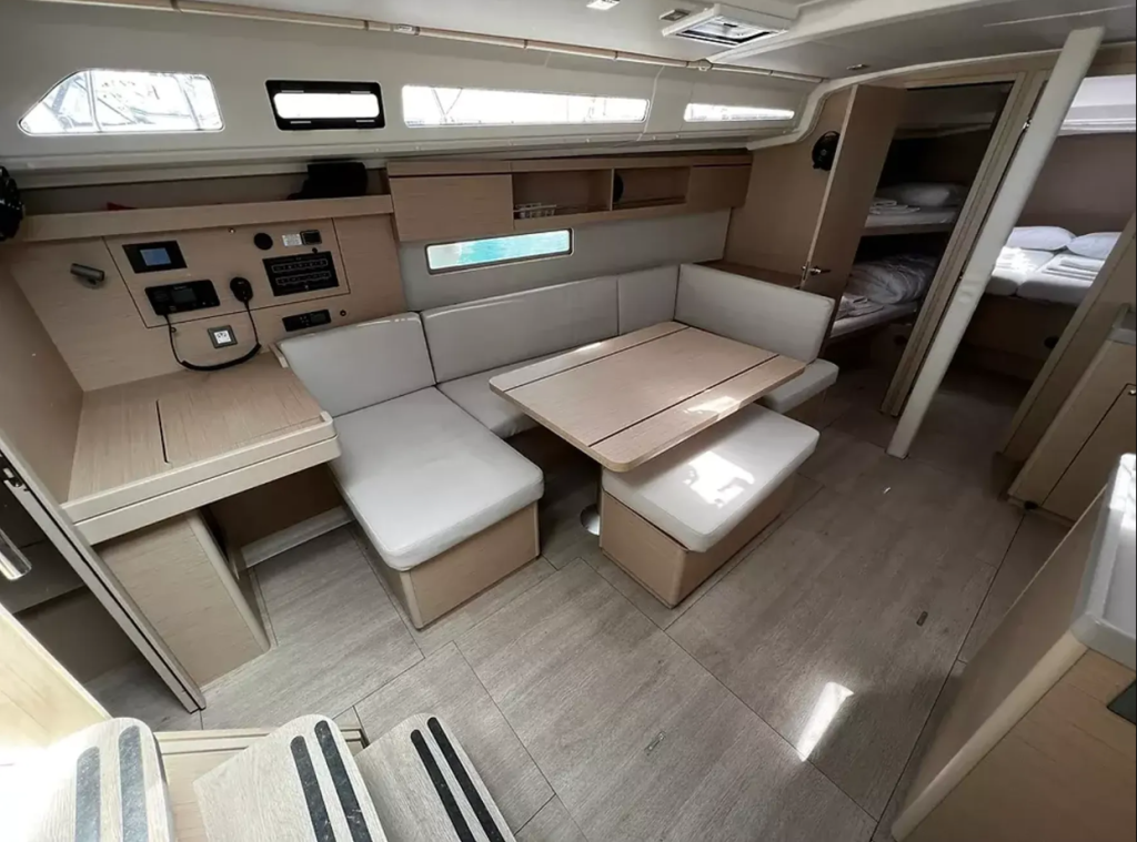 Sailing yacht 