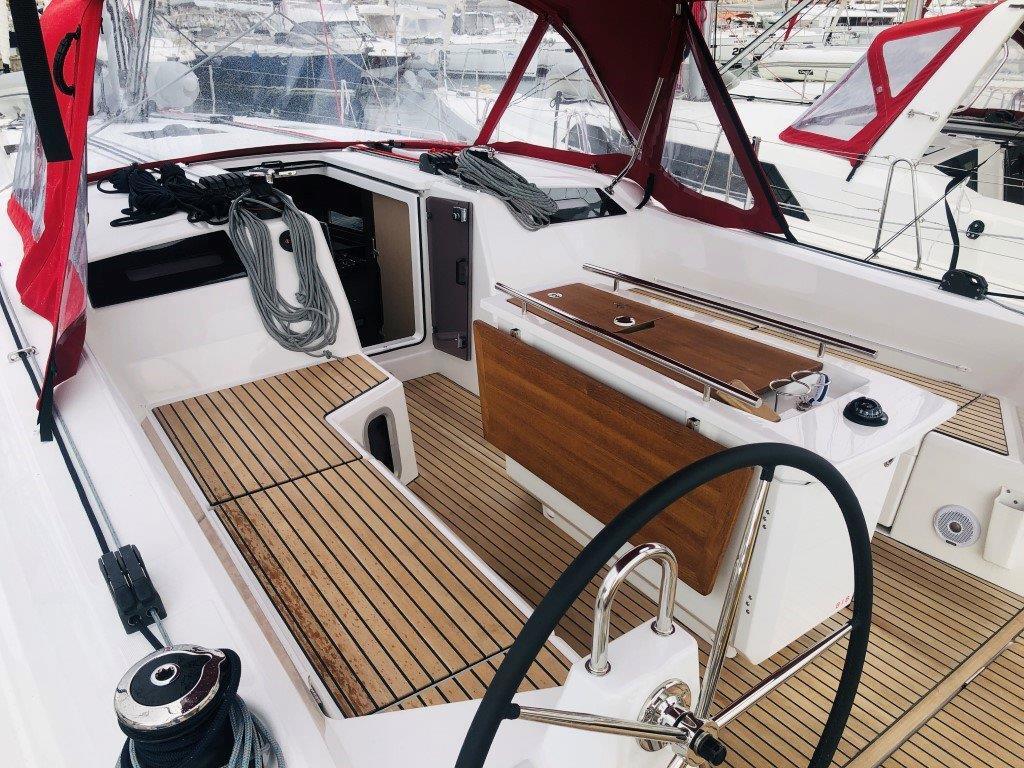 Sailing yacht 