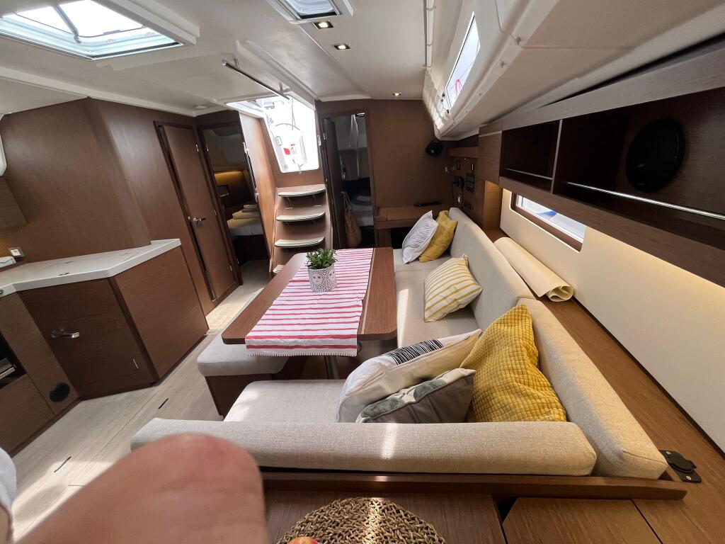 Sailing yacht 