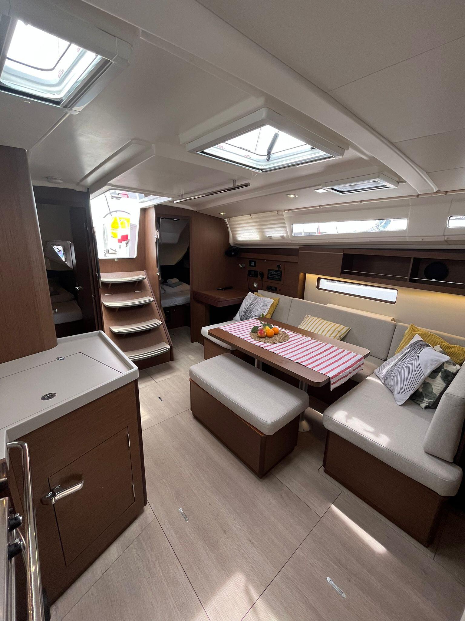 Sailing yacht 