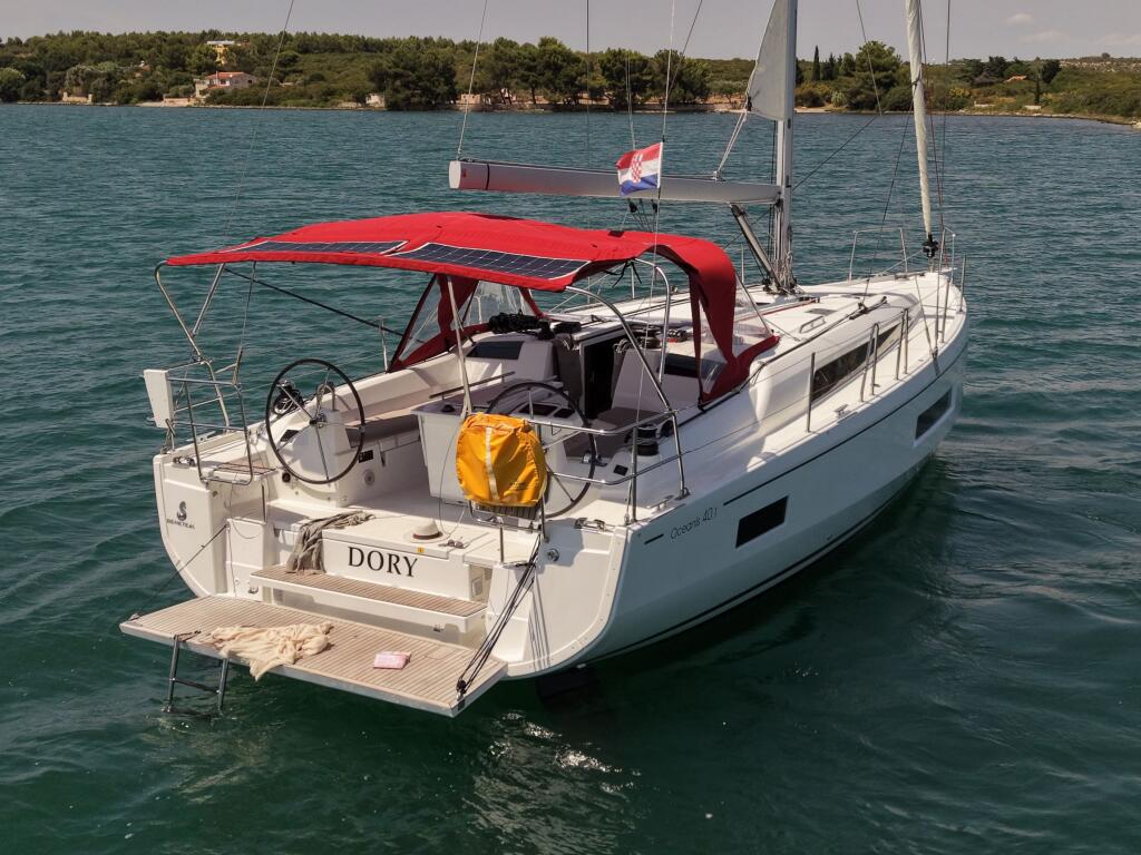 Sailing yacht 