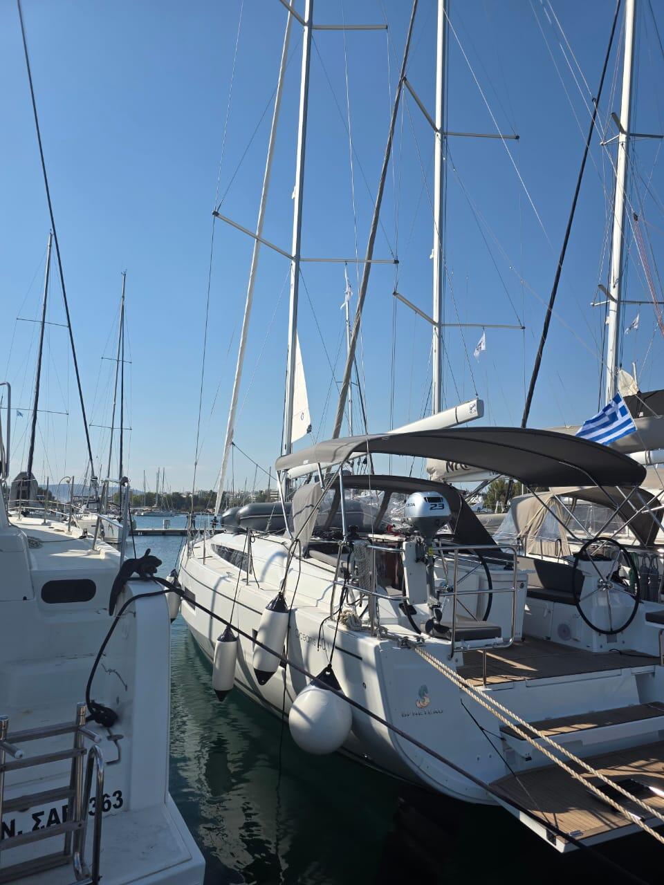 Sailing yacht 