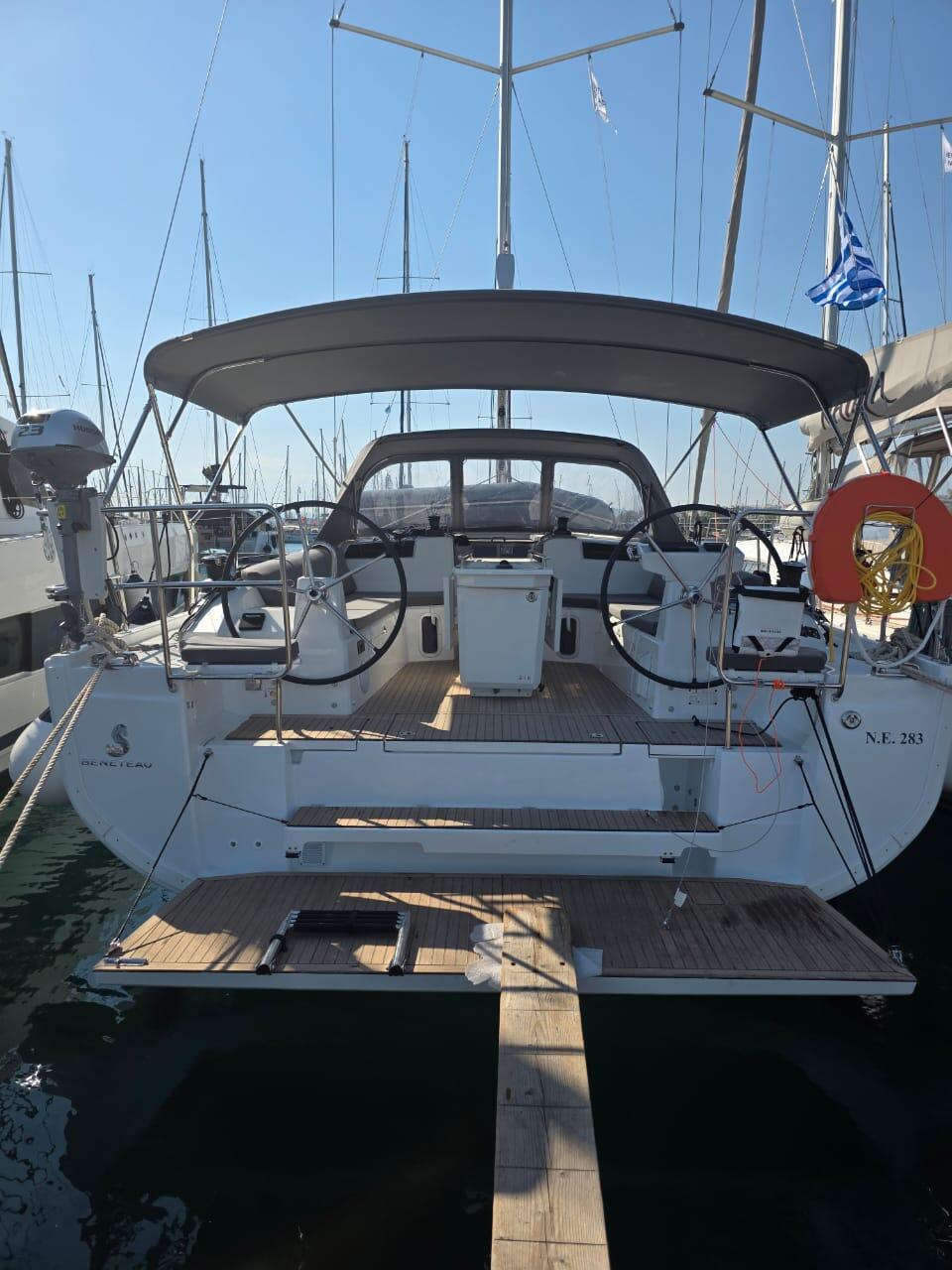 Sailing yacht 