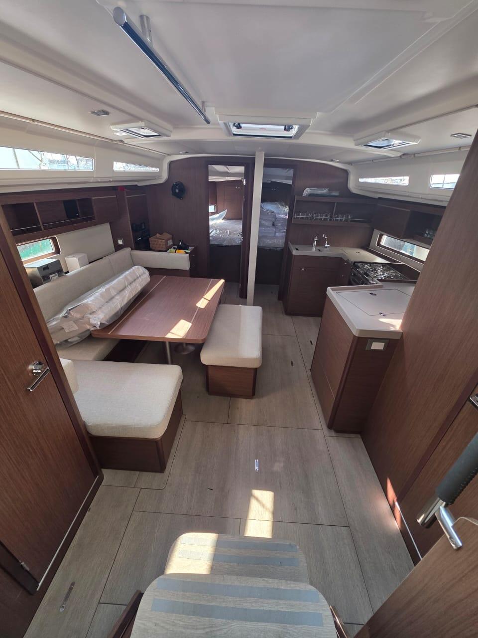 Sailing yacht 