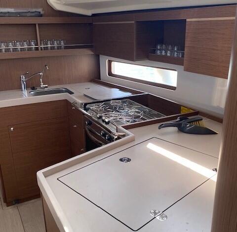Sailing yacht 