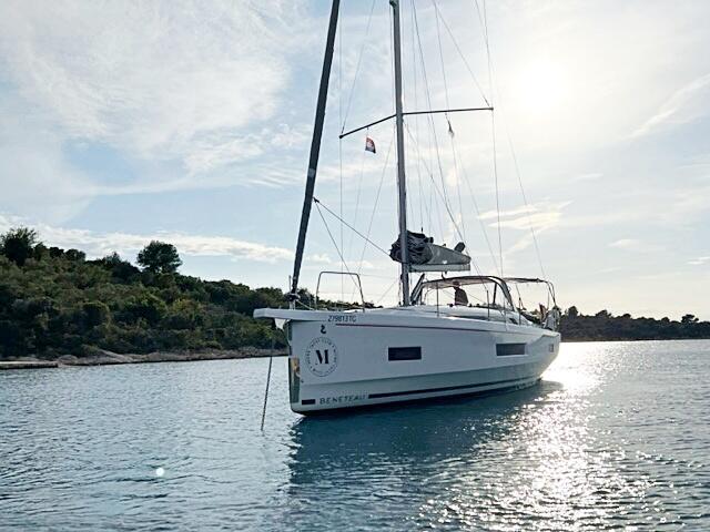 Sailing yacht 