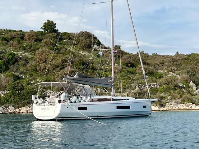 Sailing yacht 