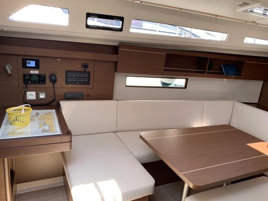 Sailing yacht 